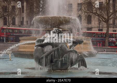 Eiszapfen hängen an einem Brunnen am Trafalgar Square in London, während Storm Darcy eisige Temperaturen nach Großbritannien bringt Stockfoto