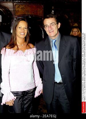 © Pierre Hounsfield/ABACA. 55694-2. Paris-Frankreich, 5. Februar 2004. Jean-Pierre Pernaut und seine Frau Nathalie Marquay nehmen an dem von Christophe de Turckheim organisierten Abendessen im Maxim's Restaurant Teil. Stockfoto