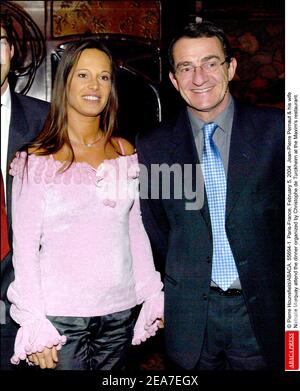 © Pierre Hounsfield/ABACA. 55694-1. Paris-Frankreich, 5. Februar 2004. Jean-Pierre Pernaut und seine Frau Nathalie Marquay nehmen an dem von Christophe de Turckheim organisierten Abendessen im Maxim's Restaurant Teil. Stockfoto