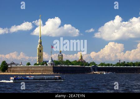 Touristenboot auf der Neva vor der Peter und Paul Festung und St. Peter und St. Paul Kathedrale, St. Petersburg, Russland Stockfoto