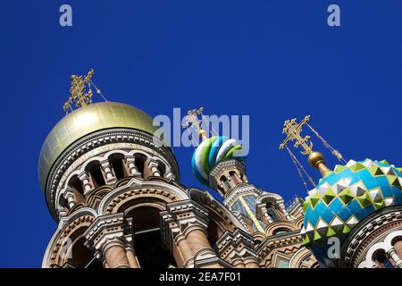 Zwiebelkuppen und Kreuze, die Kirche der Auferstehung Christi, der Erlöser auf dem vergossenen Blut, UNESCO-Weltkulturerbe, St. Petersburg, Russi Stockfoto