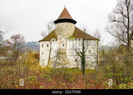 Burg Zwingen (Burg - ein runder Turm). Gemeinde im Landkreis Laufen im Kanton Basel-Land in der Schweiz. Stockfoto