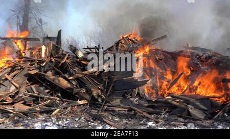 Wrack des Holzhauses, das starkes Feuer brennt Stockfoto