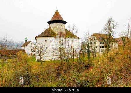 Burg Zwingen (Burg - ein runder Turm). Gemeinde im Landkreis Laufen im Kanton Basel-Land in der Schweiz. Stockfoto