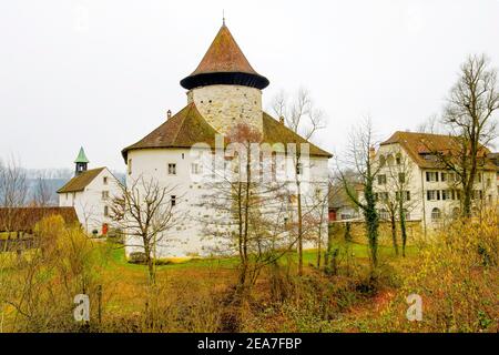 Burg Zwingen (Burg - ein runder Turm). Gemeinde im Landkreis Laufen im Kanton Basel-Land in der Schweiz. Stockfoto