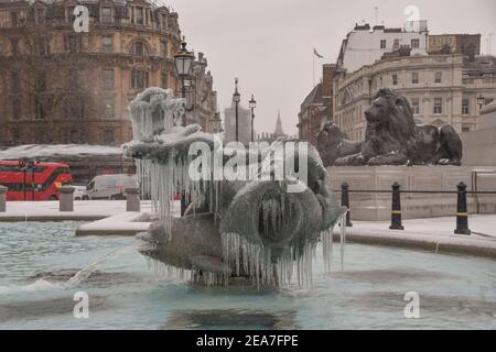 Eiszapfen hängen an einem Brunnen am Trafalgar Square in London, während Storm Darcy eisige Temperaturen nach Großbritannien bringt Stockfoto