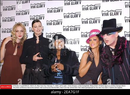 © Nicolas Khayat/ABACA. 55913-16. New York City, 11. Februar 2004. Von links nach rechts : Chloe Sevigny, Linda Evangelista, Missy Elliott, Christina Aguilera und Boy George nehmen an der Pressekonferenz in der Gotham Hall Teil, um bekannt zu geben, dass der MAC AIDS Fund sie zu ihren neuesten Spokepeople für den neuen Viva Glam V Lippenstift und Lippenstift ernannt hat. Stockfoto