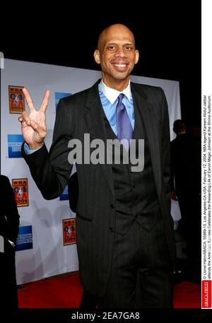 © Lionel Hahn/ABACA. 55989-15. Los Angeles-CA-USA, 12. Februar 2004. NBA-Legende Kareem Abdul-Jabbar nimmt am American Express Teil und feiert das lohnende Leben von Earvin Magic Johnson im Shrine Auditorium. Stockfoto