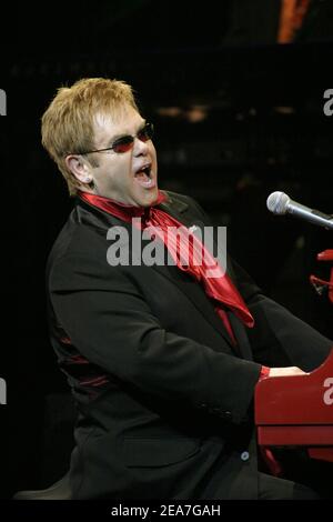 © Matthew Chase / ABACA. 56035. Las Vegas-NV-USA, 13. Februar 2004. Elton John tritt während seines Eröffnungskonzerts im Colosseum im Caesars Palace in Las Vegas auf. Stockfoto