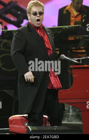 © Matthew Chase / ABACA. 56035. Las Vegas-NV-USA, 13. Februar 2004. Elton John tritt während seines Eröffnungskonzerts im Colosseum im Caesars Palace in Las Vegas auf. Stockfoto