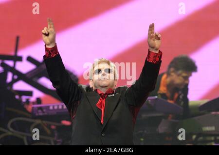 © Matthew Chase / ABACA. 56035. Las Vegas-NV-USA, 13. Februar 2004. Elton John tritt während seines Eröffnungskonzerts im Colosseum im Caesars Palace in Las Vegas auf. Stockfoto