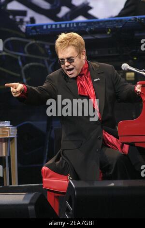 © Matthew Chase / ABACA. 56035. Las Vegas-NV-USA, 13. Februar 2004. Elton John tritt während seines Eröffnungskonzerts im Colosseum im Caesars Palace in Las Vegas auf. Stockfoto