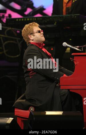 © Matthew Chase / ABACA. 56035. Las Vegas-NV-USA, 13. Februar 2004. Elton John tritt während seines Eröffnungskonzerts im Colosseum im Caesars Palace in Las Vegas auf. Stockfoto