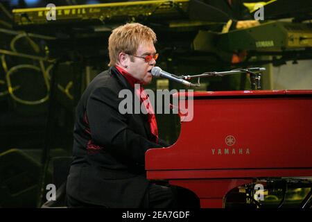 © Matthew Chase / ABACA. 56035. Las Vegas-NV-USA, 13. Februar 2004. Elton John tritt während seines Eröffnungskonzerts im Colosseum im Caesars Palace in Las Vegas auf. Stockfoto