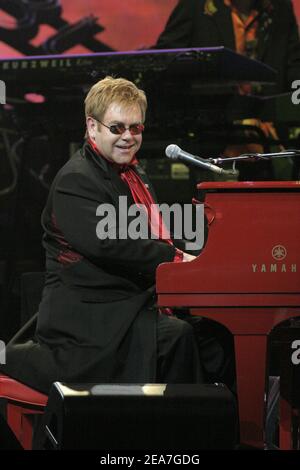 © Matthew Chase / ABACA. 56035. Las Vegas-NV-USA, 13. Februar 2004. Elton John tritt während seines Eröffnungskonzerts im Colosseum im Caesars Palace in Las Vegas auf. Stockfoto