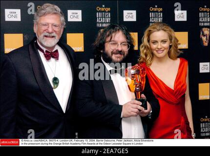 © Andrew ross/ABACA. 56070-4. London, 15. Februar 2004. Barrie Osbourne, Peter Jackson, Alicia Silverstone im Presseraum während der Orange British Academy Film Awards am Odeon Leicester Square in London Stockfoto