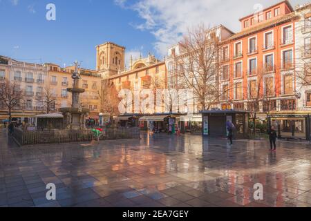 Granada, Spanien - März 30 2018: Die Sonne scheint nach einem Regen auf der Plaza Bibarrambla in der bunten Altstadt von Granada, Andalusien, Spanien. Stockfoto