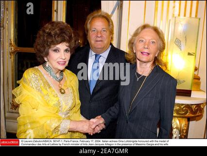 © Laurent Zabulon/ABACA. 56147-1. Paris-Frankreich, 17. Februar 2004. Die italienische Schauspielerin Gina Lollobrigida wurde von dem französischen Minister für Kunst Jean-Jacques Aillagon in Anwesenheit von Massimo Gargia und seiner Frau Francine mit der Medaille des Commandeur des Arts et Lettres ausgezeichnet. Stockfoto