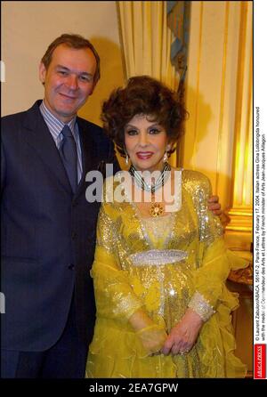 © Laurent Zabulon/ABACA. 56147-2. Paris-Frankreich, 17. Februar 2004. Die italienische Schauspielerin Gina Lollobrigida wurde vom französischen Minister für Kunst Jean-Jacques Aillagon mit der Medaille des Commandeur des Arts et Lettres ausgezeichnet. Stockfoto