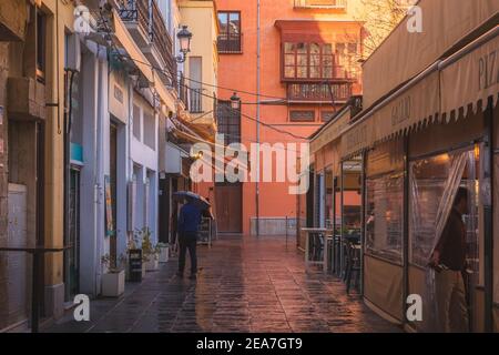 Granada, Spanien - März 30 2018: Sonne und Regen auf der Plaza Bibarrambla in der bunten Altstadt von Granada, Andalusien, Spanien. Stockfoto