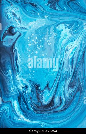 Frei fließende blaue und weiße Acrylfarbe. Zufällige Wellen und Locken. Abstrakter Marmorhintergrund oder Textur. Stockfoto
