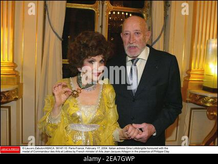 © Laurent Zabulon/ABACA. 56147-10. Paris-Frankreich, 17. Februar 2004. Die italienische Schauspielerin Gina Lollobrigida wurde vom französischen Minister für Kunst Jean-Jacques Aillagon in Anwesenheit von Philippe Clay mit der Medaille des Commandeur des Arts et Lettres geehrt. Stockfoto