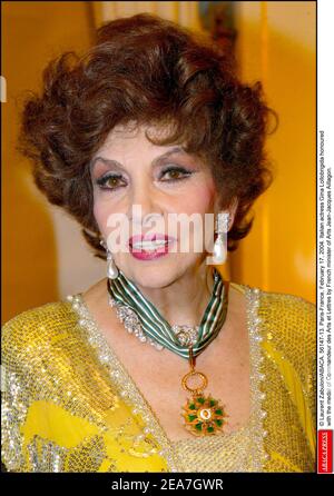 © Laurent Zabulon/ABACA. 56147-13. Paris-Frankreich, 17. Februar 2004. Die italienische Schauspielerin Gina Lollobrigida wurde vom französischen Minister für Kunst Jean-Jacques Aillagon mit der Medaille des Commandeur des Arts et Lettres ausgezeichnet. Stockfoto