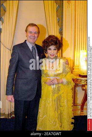 © Laurent Zabulon/ABACA. 56147-8. Paris-Frankreich, 17. Februar 2004. Die italienische Schauspielerin Gina Lollobrigida wurde vom französischen Minister für Kunst Jean-Jacques Aillagon mit der Medaille des Commandeur des Arts et Lettres ausgezeichnet. Stockfoto