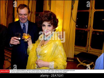 © Laurent Zabulon/ABACA. 56147-6. Paris-Frankreich, 17. Februar 2004. Die italienische Schauspielerin Gina Lollobrigida wurde vom französischen Minister für Kunst Jean-Jacques Aillagon mit der Medaille des Commandeur des Arts et Lettres ausgezeichnet. Stockfoto