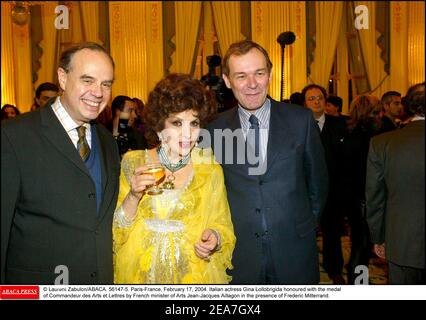 © Laurent Zabulon/ABACA. 56147-5. Paris-Frankreich, 17. Februar 2004. Die italienische Schauspielerin Gina Lollobrigida wurde von dem französischen Kunstminister Jean-Jacques Aillagon in Anwesenheit von Frederic Mitterrand mit der Medaille des Commandeur des Arts et Lettres geehrt. Stockfoto