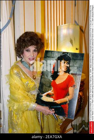 © Laurent Zabulon/ABACA. 56147-9. Paris-Frankreich, 17. Februar 2004. Die italienische Schauspielerin Gina Lollobrigida zeigt ein Bild von ihr in der Rolle von Esmeralda im Film Notre Dame de Paris (1956), nachdem sie vom französischen Minister für Kunst Jean-Jacques Aillagon mit der Medaille des Commandeur des Arts et Lettres geehrt wurde. Stockfoto