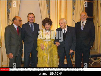 © Laurent Zabulon/ABACA. 56147-12. Paris-Frankreich, 17. Februar 2004. Die italienische Schauspielerin Gina Lollobrigida wurde vom französischen Minister für Kunst Jean-Jacques Aillagon in Anwesenheit von Jean Delannoy und Philippe Clay mit der Medaille des Commandeur des Arts et Lettres geehrt. Stockfoto