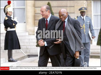 © Mousse/ABACA. 56222-2. Paris-Frankreich. Februar 19, 2004. Der französische Präsident Jacques Chirac begrüßt seinen senegalesischen Amtskollegen Abdoulaye Wade im Elysee-Palast. Stockfoto