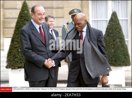 © Mousse/ABACA. 56222-3. Paris-Frankreich. Februar 19, 2004. Der französische Präsident Jacques Chirac begrüßt seinen senegalesischen Amtskollegen Abdoulaye Wade im Elysee-Palast. Stockfoto