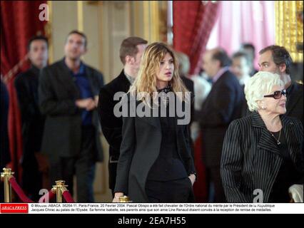 © Mousse/ABACA. 56264-11. Paris-Frankreich, 20 Februar 2004. Pascal Obispo a ŽtŽ fait chevalier de l'Ordre national du mrite par le Prsident de la Rpublique Jacques Chirac au palais de l'Elyse. SA femme Isabelle, ses parents ainsi que son amie Line Renaud Žtaient convis ˆ la reception de remise de mdailles. Stockfoto