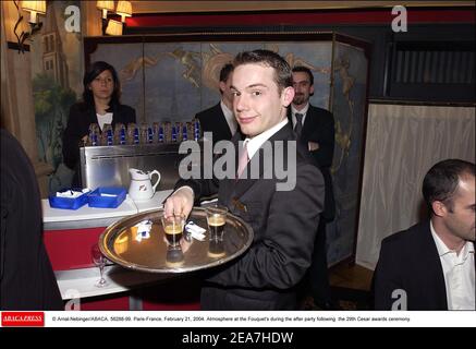 © Arnal-Nebinger/ABACA. 56288-99. Paris-Frankreich, 21. Februar 2004. Atmosphäre im Fouquet's während der After Party nach der Cesar Preisverleihung 29th. Stockfoto