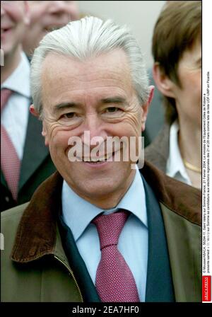 © Mousse/ABACA. 56294-11. Saint Valery sur Somme-France, 21 Fevrier 2004. Le Ministre de l'Equipement Gilles de Robien a presente samedi a St. Valery sur Somme sa candidature aux elections regionales des 21 et 28 mars comme te de list UDF-UMP en Picardie. Stockfoto