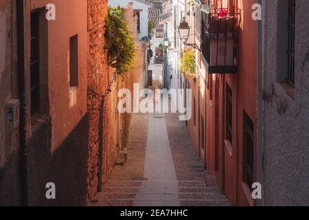 Eine junge blonde Touristin erkundet die ruhigen und malerischen Gassen der Altstadt (Albaicin oder arabisches Viertel) Granada, Spanien, Andalusien. Stockfoto