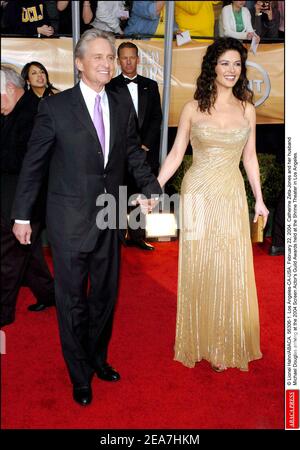 © Lionel Hahn/ABACA. 56306-1. Los Angeles-CA-USA, 22. Februar 2004. Catherine Zeta-Jones und ihr Mann Michael Douglas bei der Ankunft bei den Screen Actor's Guild Awards 2004 im Shrine Theatre in Los Angeles. Stockfoto