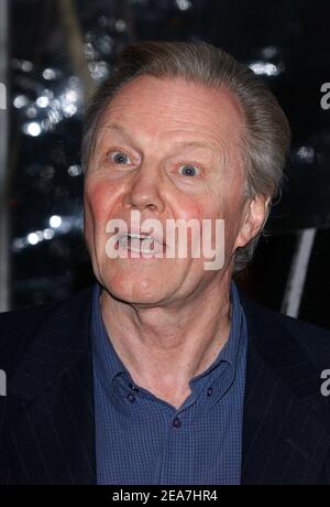 Jon Voight nimmt an der Weltpremiere von Twisted in den Paramount Studios Teil. Los Angeles, 22. Februar 2004. (Im Bild: Jon Voight). Foto von Lionel Hahn/Abaca. Stockfoto