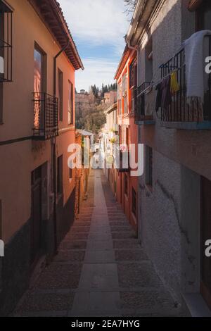 Ruhige und malerische Gassen in der Altstadt (Albaicin oder arabisches Viertel) Granada, Spanien, Andalusien mit Blick auf die Alhambra. Stockfoto