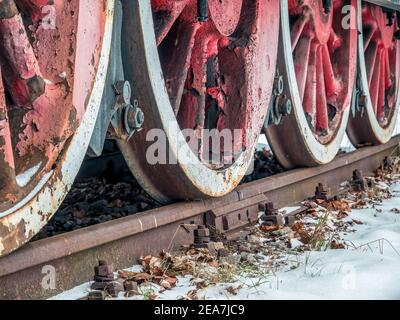 Nahaufnahme mit den Rädern auf der Strecke. Räder eines Zuges auf den Gleisen. Stockfoto