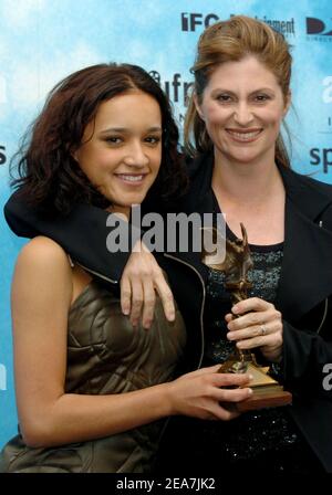 Keisha Castle-Hughes und Director Niki Caro mit ihrer Auszeichnung für Whale Rider im Presseraum bei den IFP Independent Spirit Awards 2004 in Santa Monica, CA am 28. Februar 2004. Foto von Lionel Hahn/ABACA (im Bild: Keisha Castle-Hughes, Director Niki Caro) Stockfoto