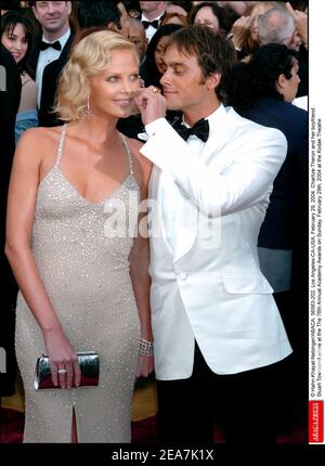 © Hahn-Khayat-Nebinger/ABACA. 56563-202. Los Angeles-CA-USA, 29. Februar 2004. Charlize Theron und ihr Freund Stuart Townsend kommen am Sonntag, den 29th. Februar 2004, bei den Annual Academy Awards 76th im Kodak Theatre an Stockfoto