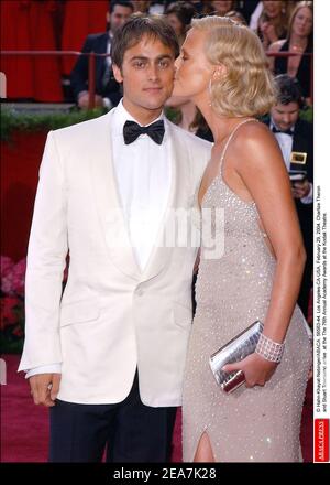 © Hahn-Khayat-Nebinger/ABACA. 56563-44. Los Angeles-CA-USA, 29. Februar 2004. Charlize Theron und Stuart Townsend kommen bei den Annual Academy Awards 76th im Kodak Theatre an. Stockfoto