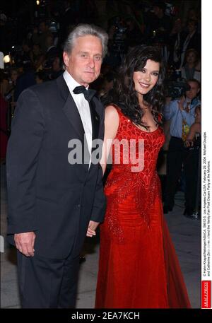 Michael Douglas und Catherine Zeta-Jones besuchen die Vanity Fair Post Oscars Party im Mortons. Los Angeles, 29. Februar 2004. (Im Bild: Michael Douglas, Catherine Zeta-Jones). Foto von Hahn-Khayat-Nebinger/Abaca. Stockfoto