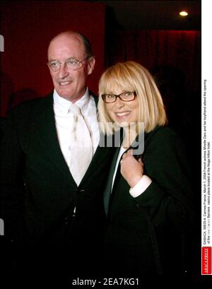 ©ABACA. 56635-4. Cannes-Frankreich, 1. März 2004.die französische Schauspielerin Mireille Darc und ihr Freund nehmen an der Eröffnung des neuen Lucien Barriere Casino Place im Noga Hilton Hotel Teil. Stockfoto