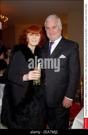 © Serge Arnal/ABACA. 56823-3. Paris-Frankreich, 5. März 2004. Jean-Claude Brialy posiert mit der Designerin Sonia Rykiel während eines Abendessens im Crillon Hotel. Stockfoto