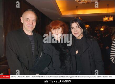 © Serge Arnal/ABACA. 56823-1. Paris-Frankreich, 5. März 2004. Carole Laure und Lewis Furey posieren mit der Designerin Sonia Rykiel während eines Abendessens im Crillon Hotel. Stockfoto