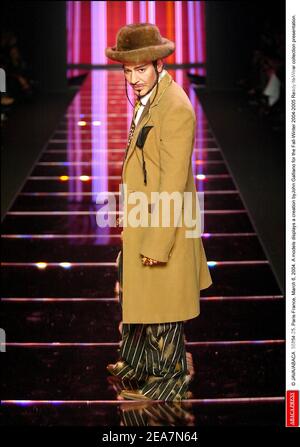 © JAVA/ABACA. 56854. Paris-Frankreich, 6. März 2004. Modedesigner John Galliano präsentiert seine Herbst-Winter 2004-2005 Ready-to-Wear Kollektion Präsentation. Stockfoto